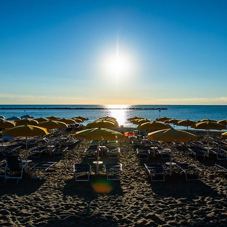 Hotel Holiday Мартинсикуро Экстерьер фото