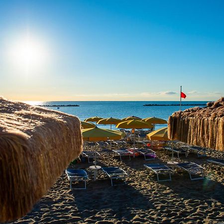 Hotel Holiday Мартинсикуро Экстерьер фото