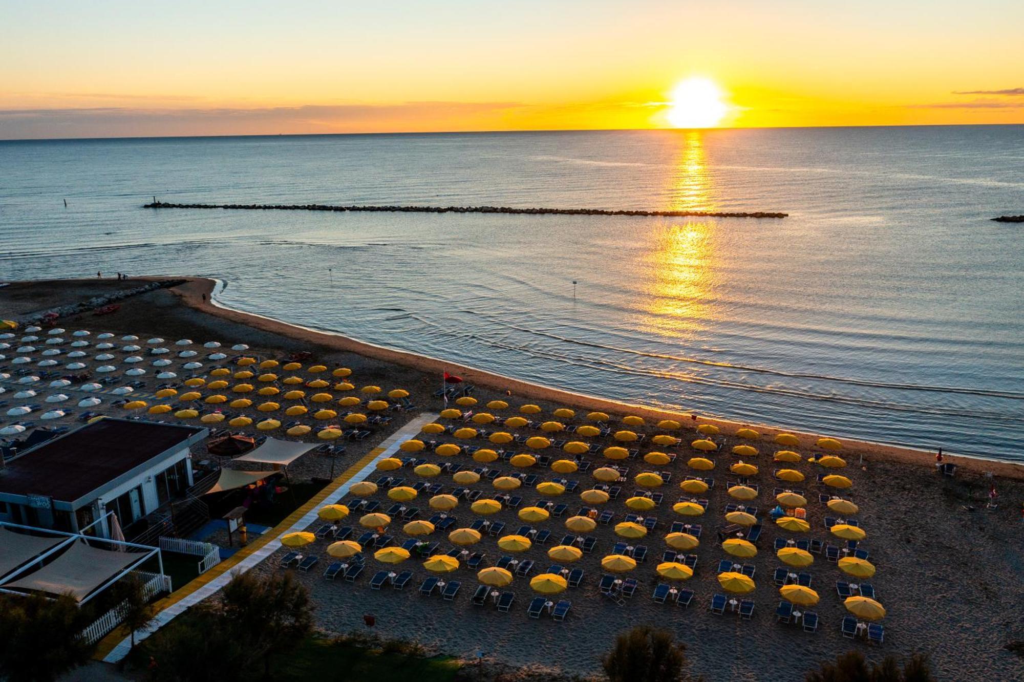 Hotel Holiday Мартинсикуро Экстерьер фото