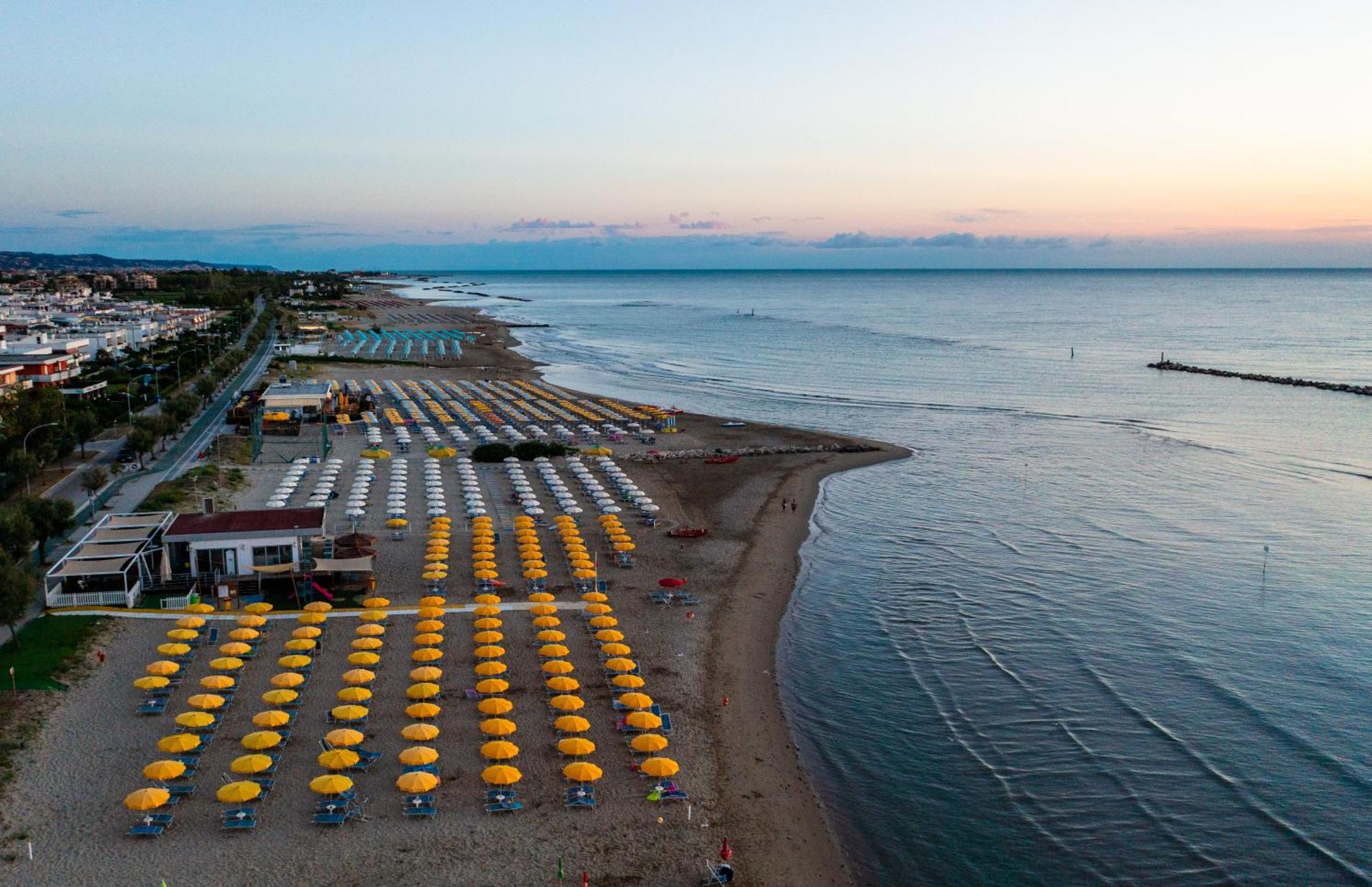 Hotel Holiday Мартинсикуро Экстерьер фото