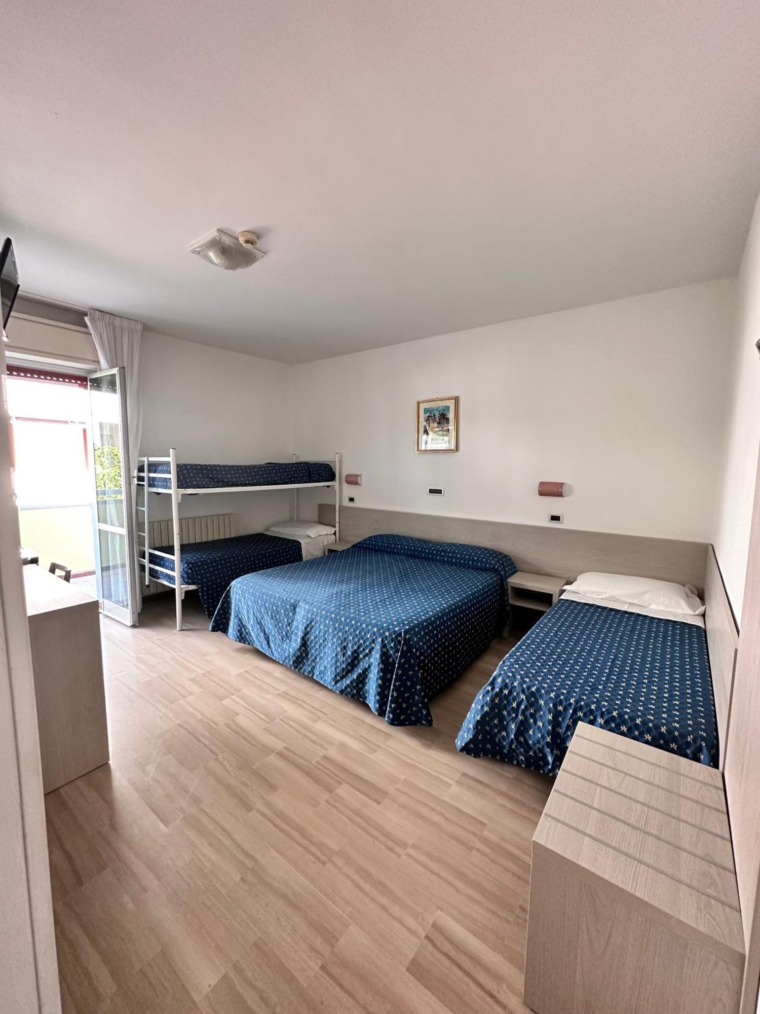 Hotel Holiday Мартинсикуро Номер фото