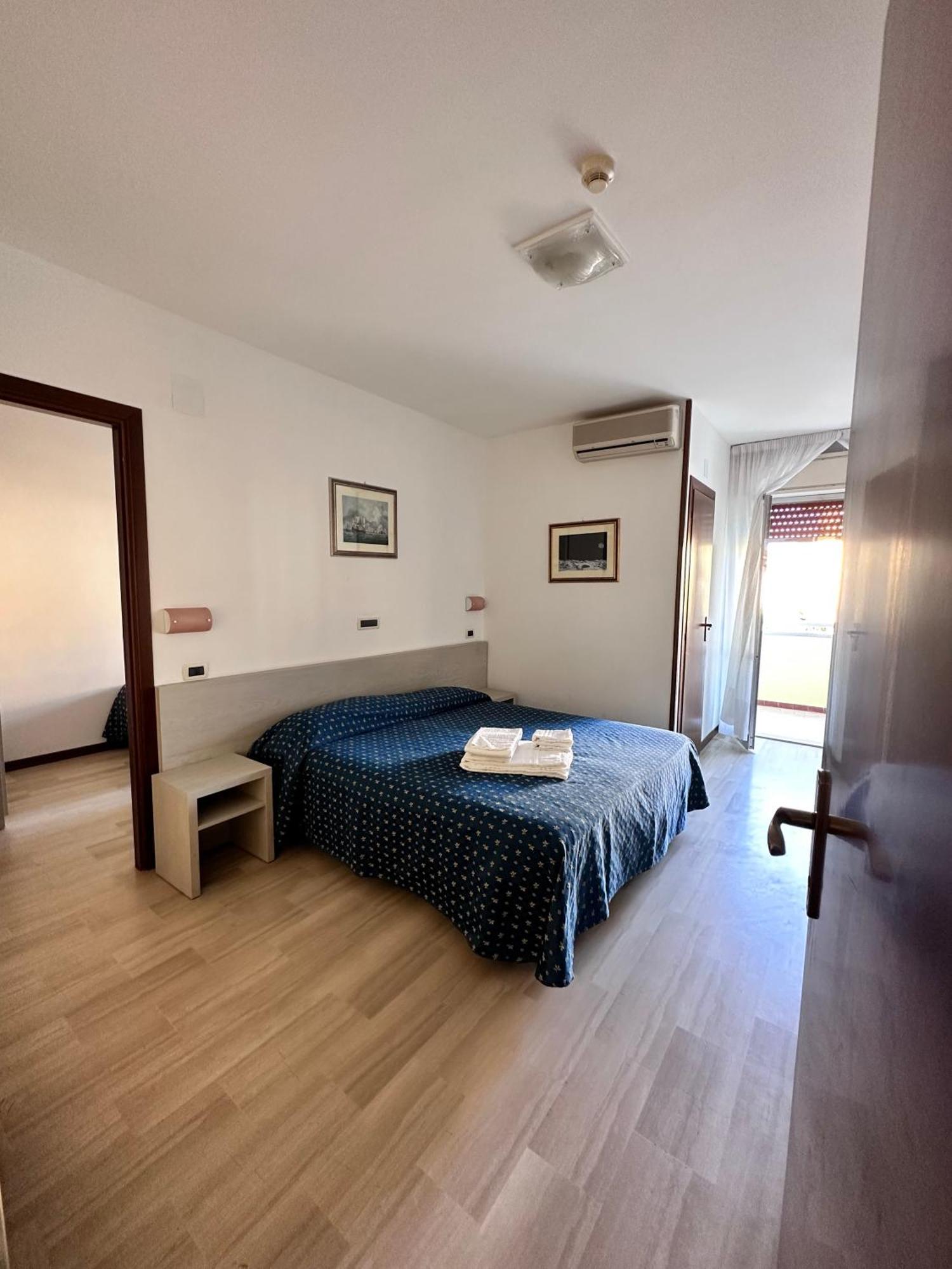 Hotel Holiday Мартинсикуро Экстерьер фото