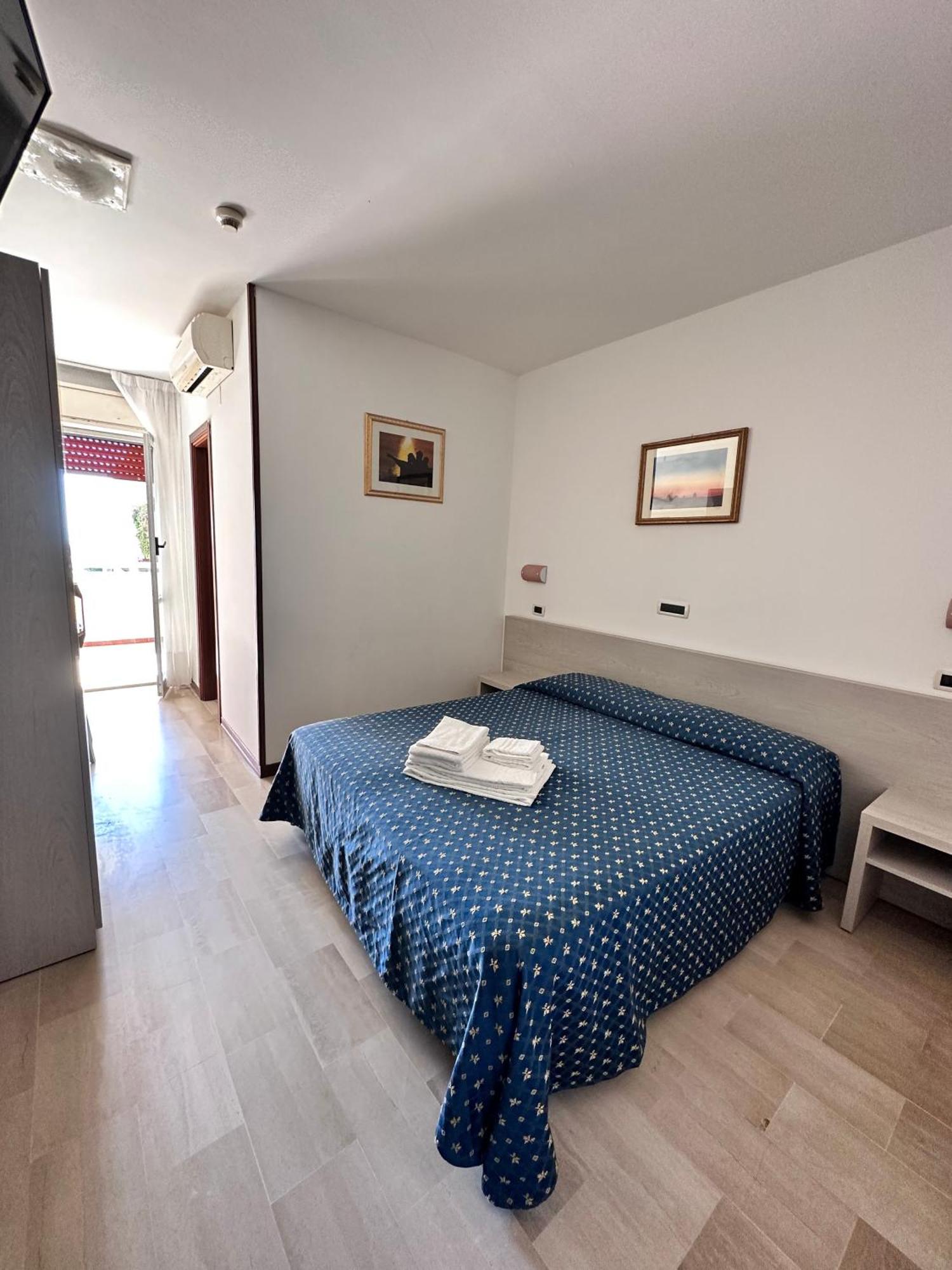 Hotel Holiday Мартинсикуро Экстерьер фото