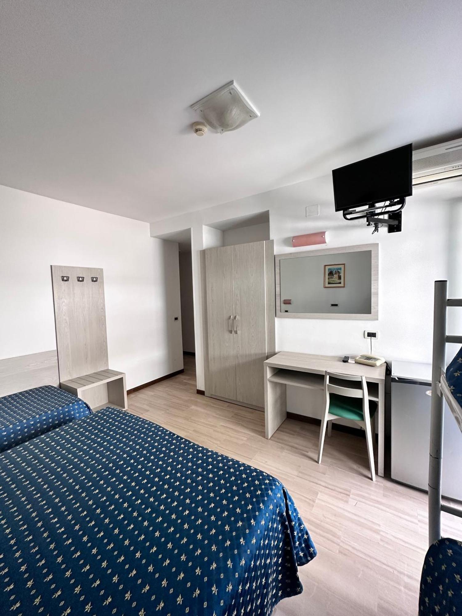 Hotel Holiday Мартинсикуро Номер фото