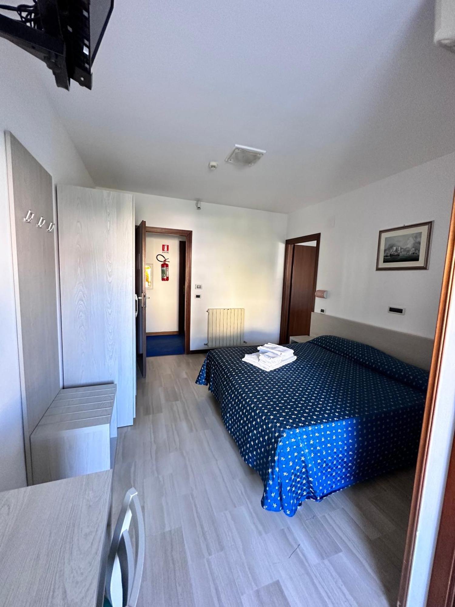 Hotel Holiday Мартинсикуро Экстерьер фото