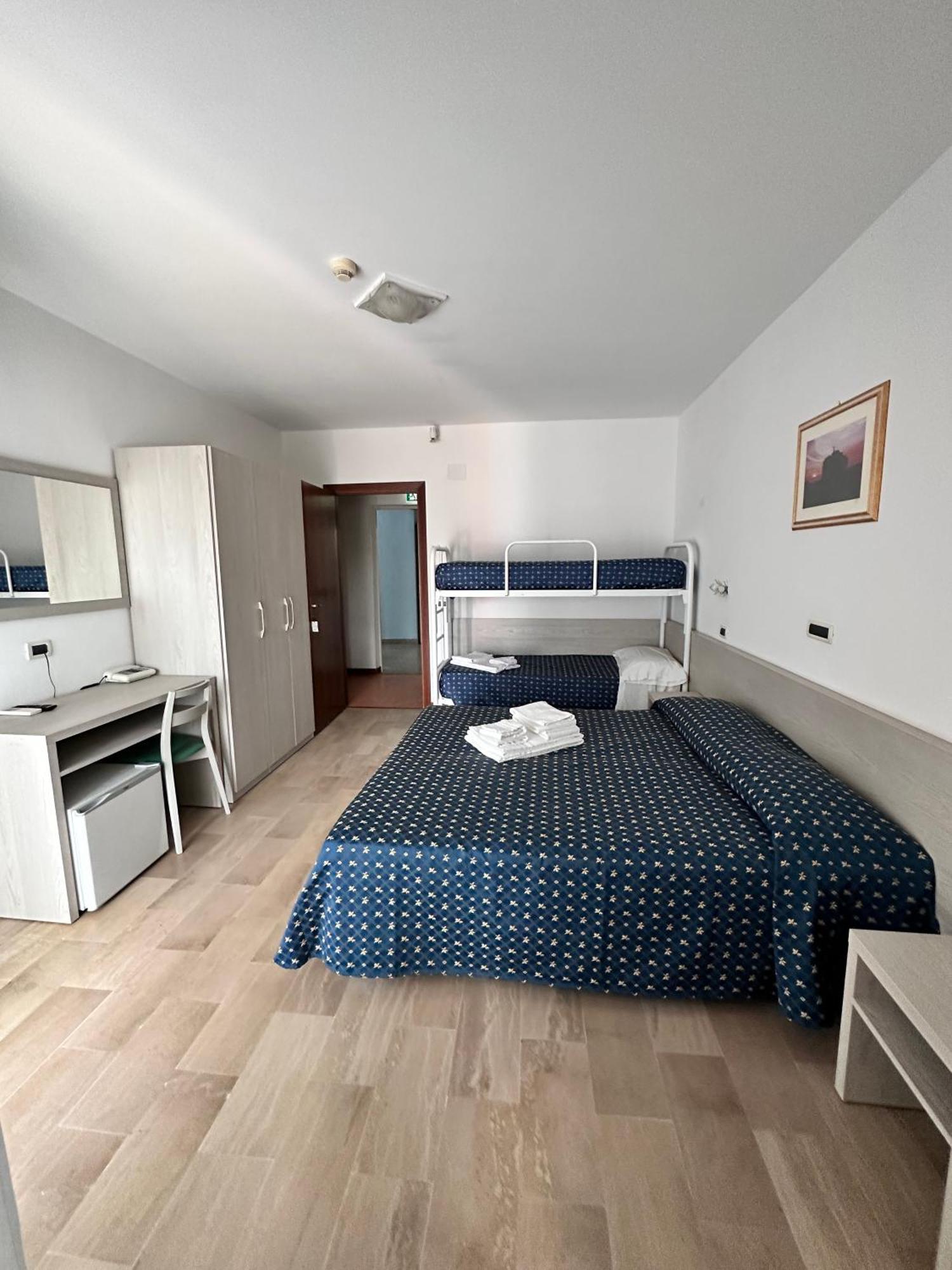 Hotel Holiday Мартинсикуро Номер фото