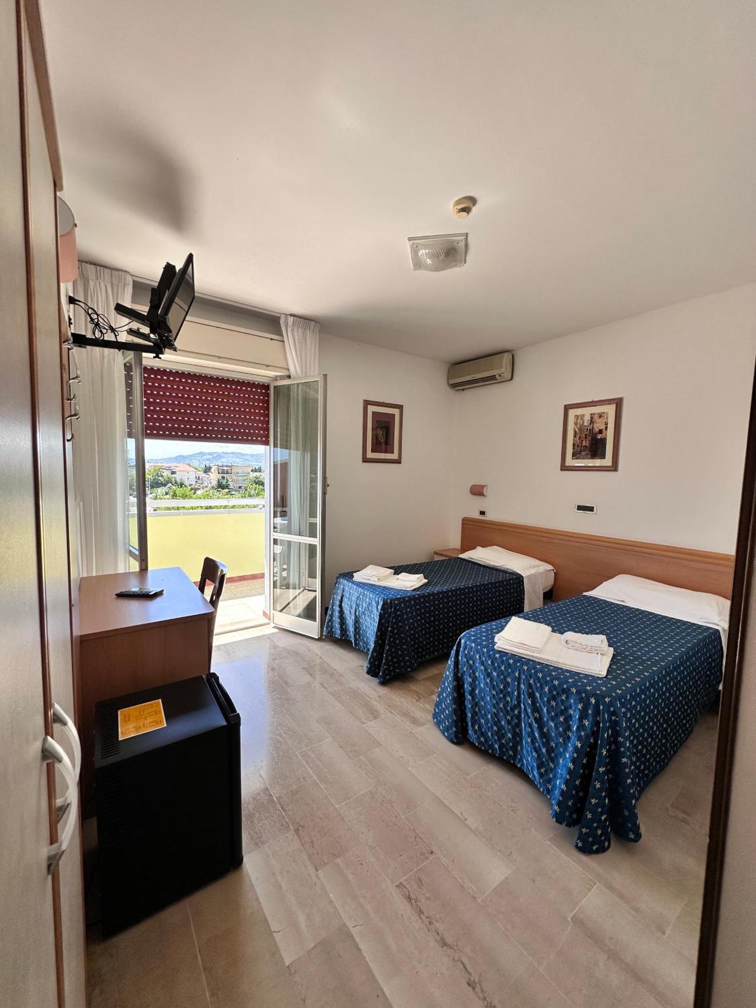 Hotel Holiday Мартинсикуро Номер фото