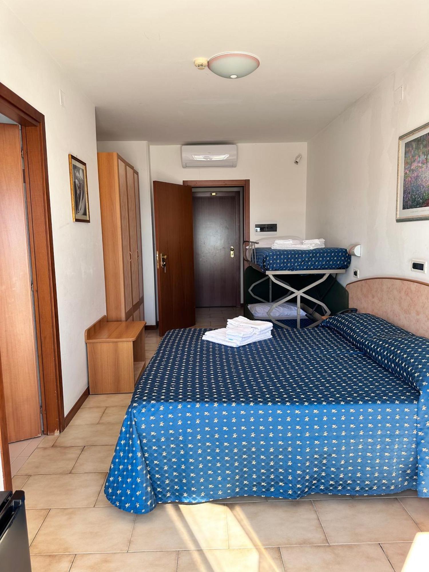 Hotel Holiday Мартинсикуро Номер фото