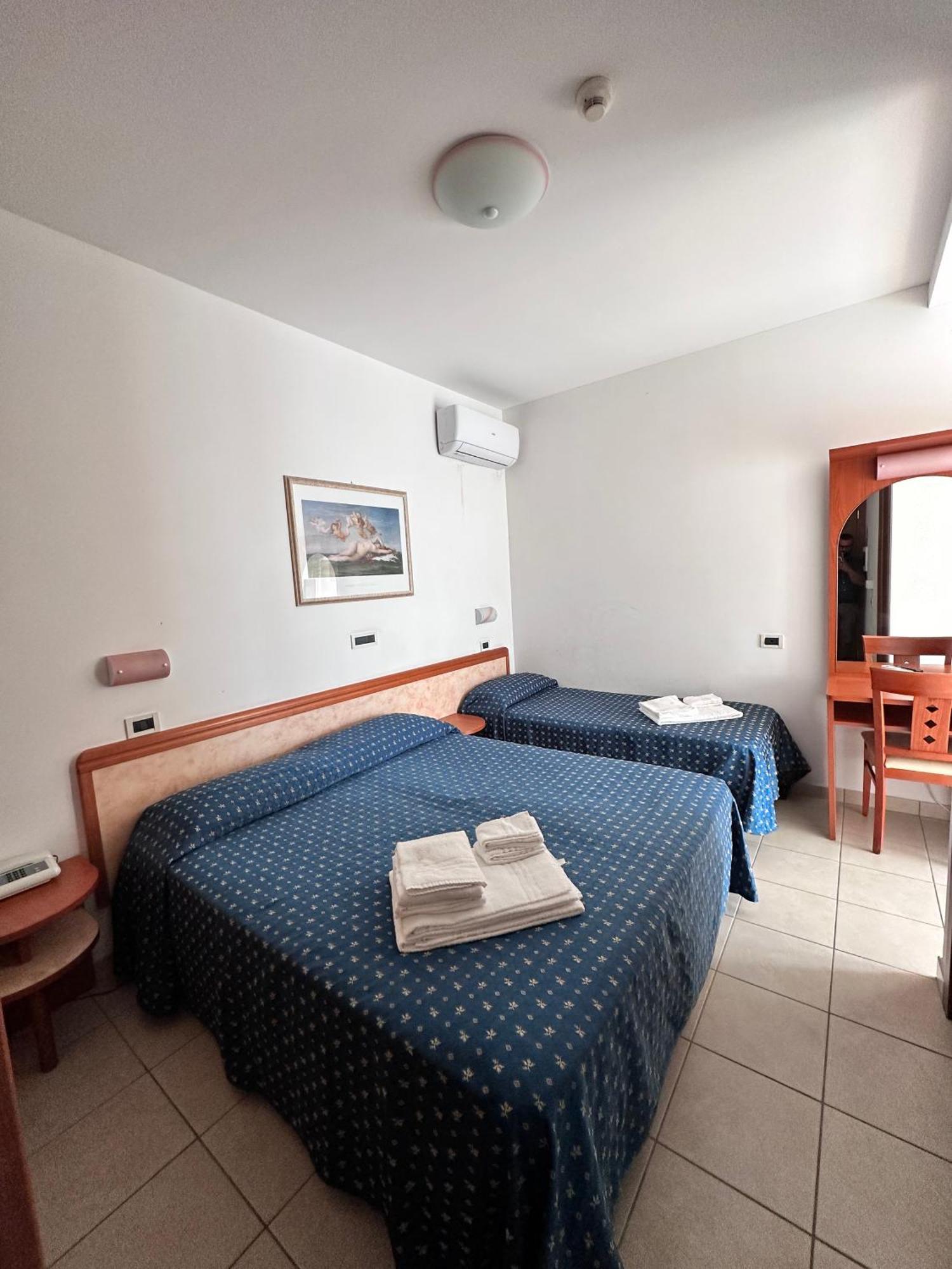Hotel Holiday Мартинсикуро Номер фото