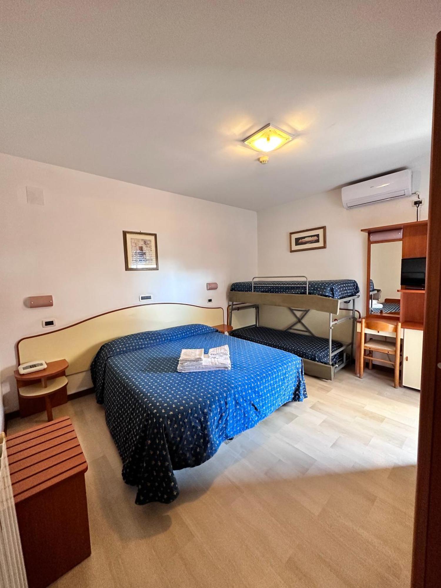 Hotel Holiday Мартинсикуро Номер фото