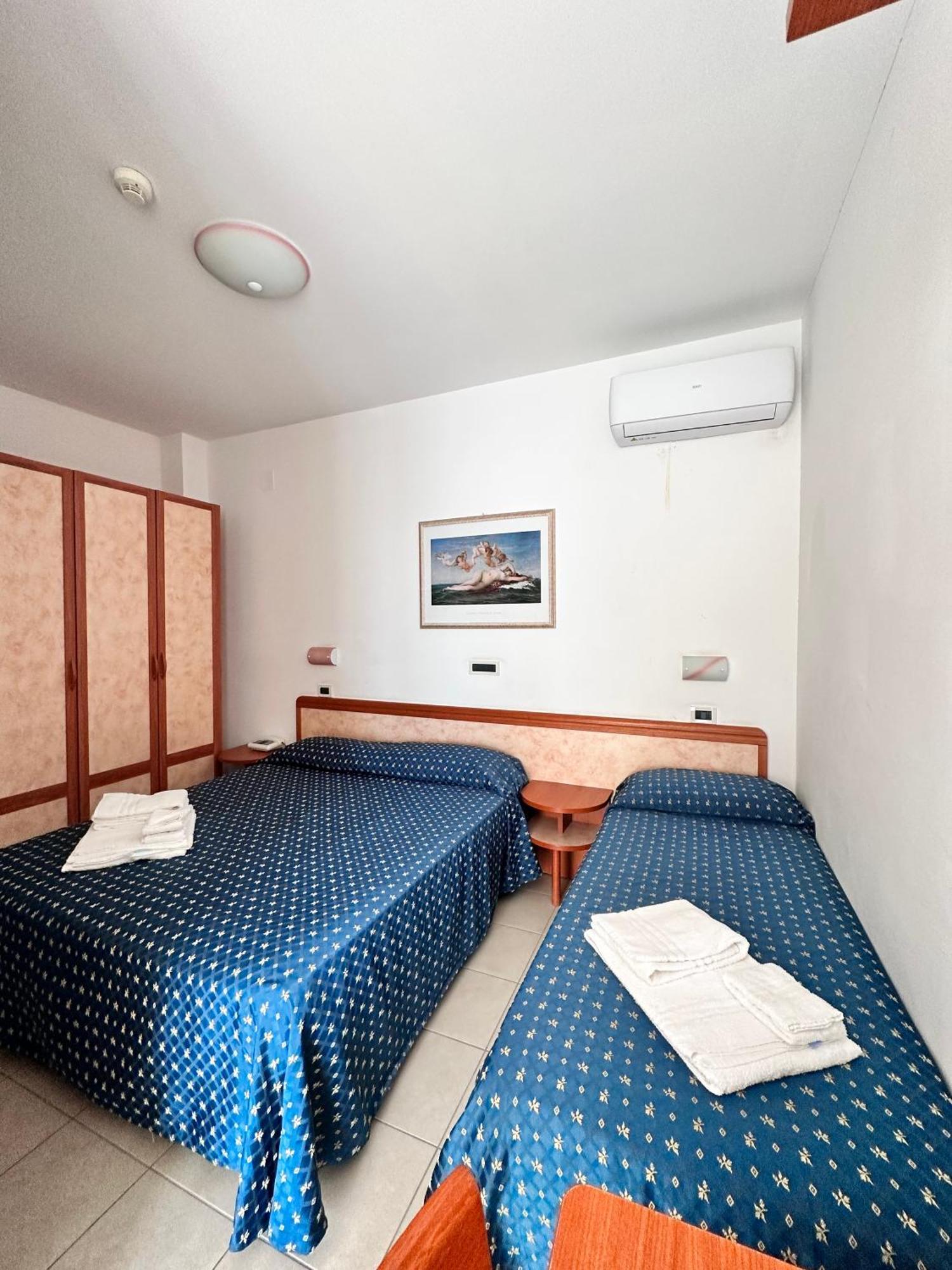 Hotel Holiday Мартинсикуро Номер фото