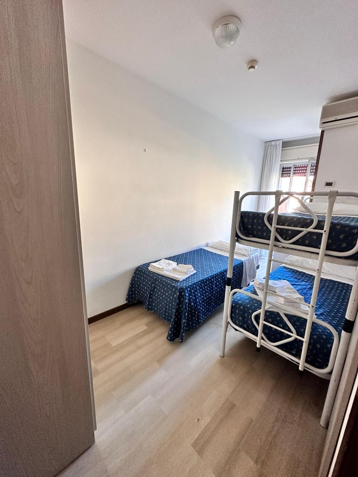 Hotel Holiday Мартинсикуро Экстерьер фото