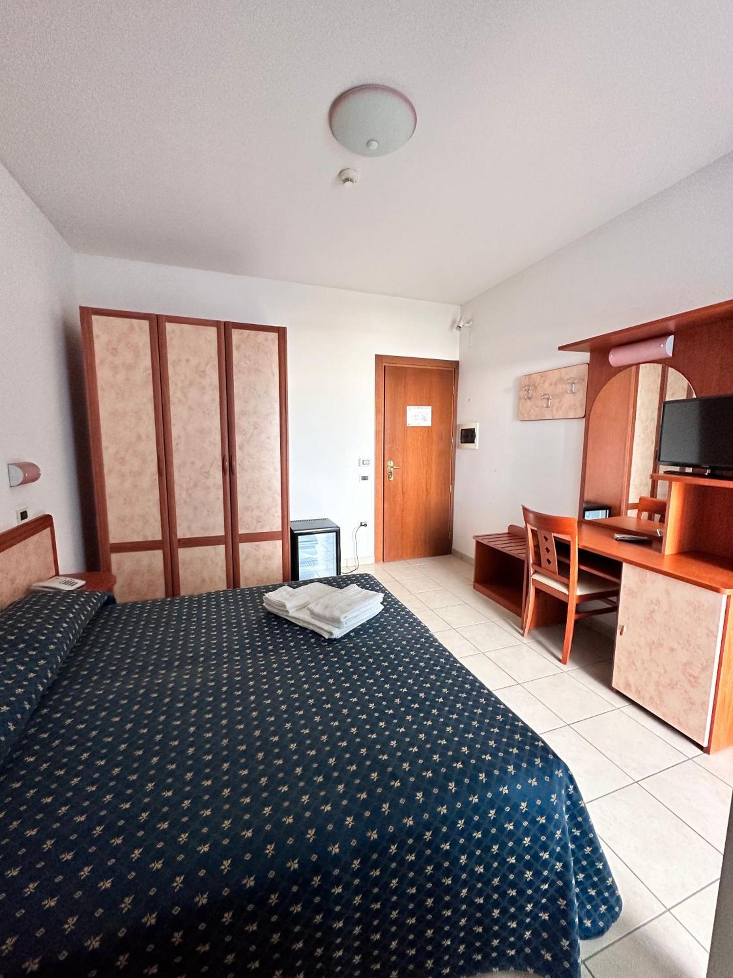 Hotel Holiday Мартинсикуро Номер фото