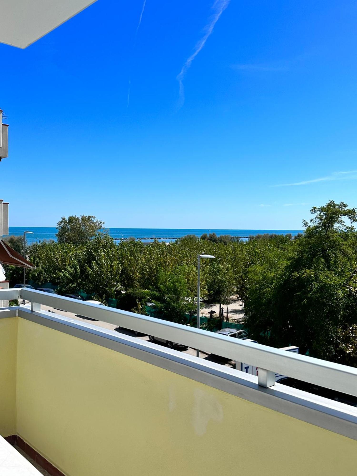 Hotel Holiday Мартинсикуро Экстерьер фото